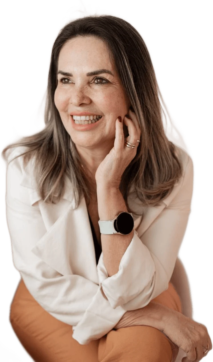 Liliane Limas sorrindo, olhando para o lado, vestindo blazer claro